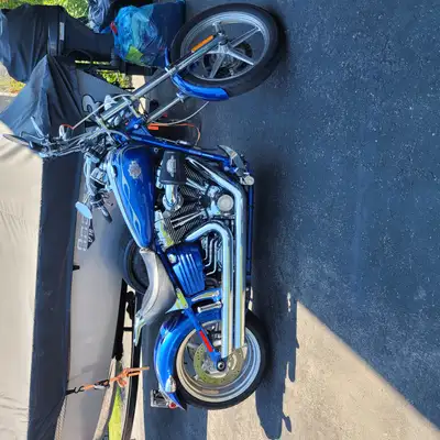 2009 Harley Davidson FXCWC Rocker C Softail. Lazer Blue, 29500km One owner, many aftermarket upgrade...