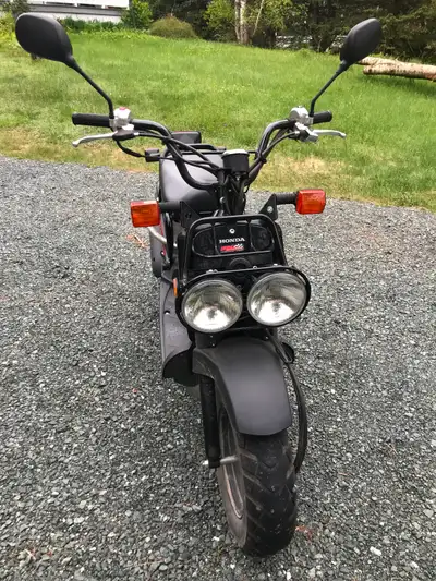 Scooter Honda Ruckus 2017. Moteur 4 temps 49 cc. Peu d'usure, même propriétaire, jamais dormi dehors...