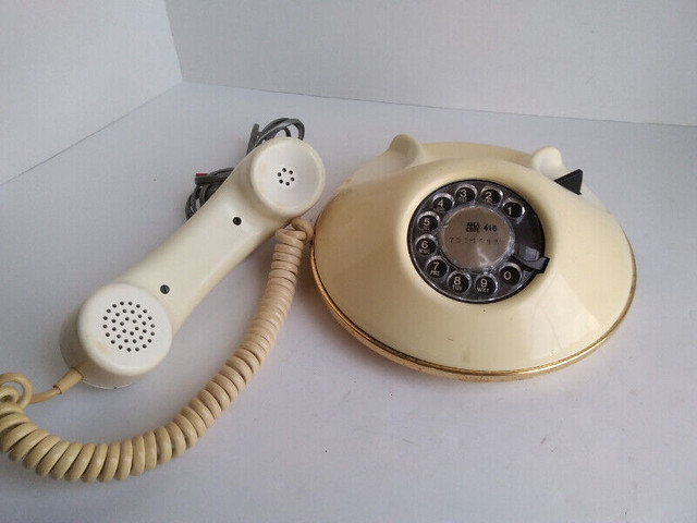 Vintage Northern Telecom Pancake Rotary Dial Phone in Arts & Collectibles in Kawartha Lakes - Image 2