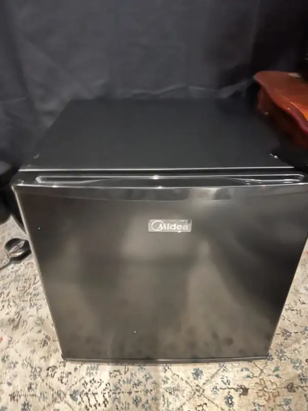 Midea Compact Refrigerator, 1.6 cu ft, Single Door, Adjustable in Refrigerators in City of Halifax - Image 3
