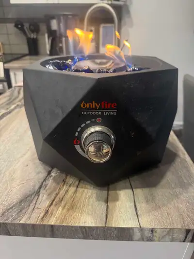 Foyer de table au gaz propane avec pierres en verre Payé 160$