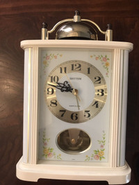 Vintage Japanese RHYTHM quarts alarm table clock.