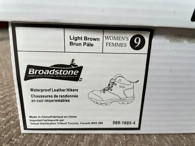 Waterproof Leather Hiking Boots in Women's - Shoes in Oakville / Halton Region - Image 4