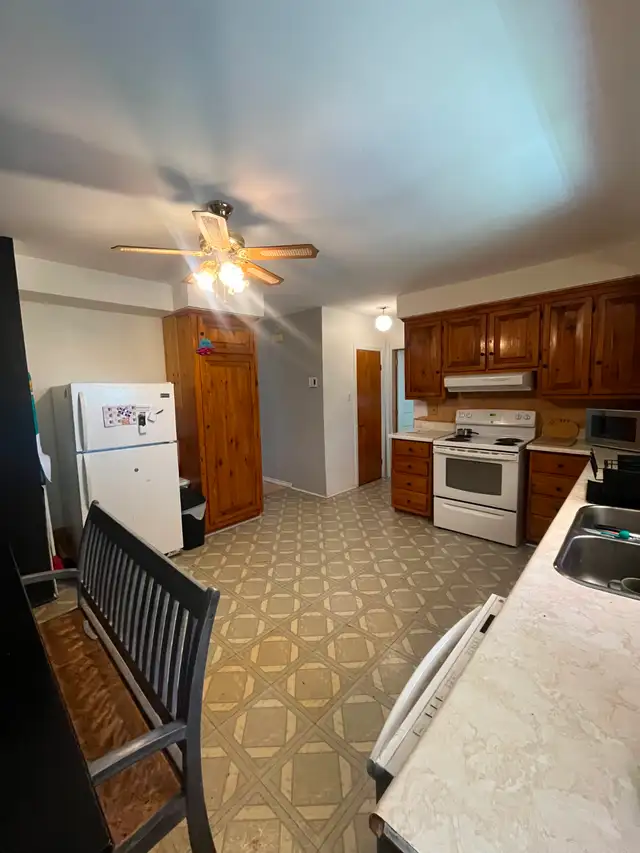 $1400/mo 3 1/2 + 1 office apartment in Long Term Rentals in City of Montréal - Image 6