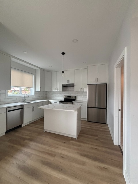 Brand-new half duplex 4 beds 3.5 baths, nearby IGA and hospital 2