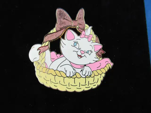 Disney Marie Easter Basket Pin NOC LE 250 in Arts & Collectibles in Granby - Image 2