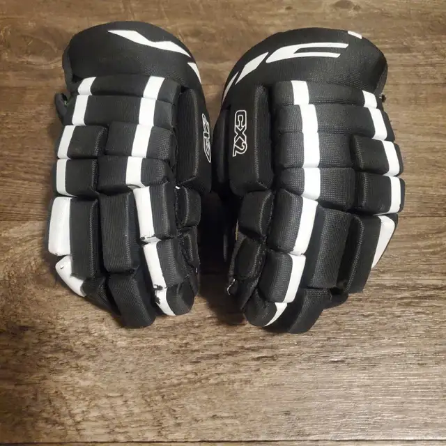 New 11" Jr. VIC Hockey Gloves  Kids Hockey Gloves  in Hockey in Barrie - Image 6
