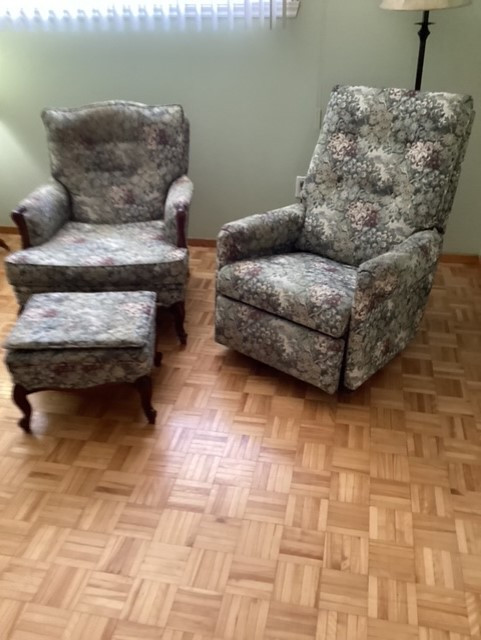 VENTE DE DÉMÉNAGEMENT - FAUTEUIL, LAZY-BOY, REPOSE-PIED ET TABLE dans Sofas et futons  à Ouest de l’Île - Image 2