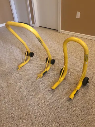 Barely used bike stand. Great for doing maintenance on your bike.