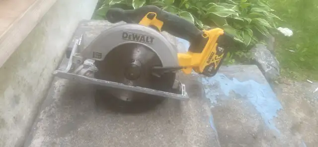 dewalt skill 7”skill saw with 4amp battery in Power Tools in Ottawa - Image 2