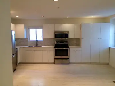 1 nice private bedroom in a 2 bedroom suite available from now on or Aug 1st. This suite is in a bea...