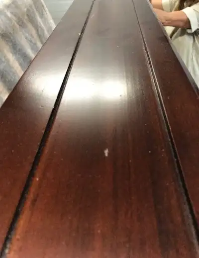 Belle base de lit Queen en bois massif teint brun. La tête de lit comprend du cuir véritable noir en...