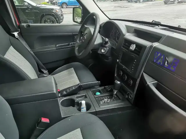 Jeep Liberty 2010 in Cars & Trucks in Trois-Rivières - Image 7