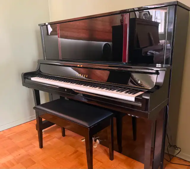 Yamaha YUS5 Professional Upright Piano (2010) – Polished Ebony – in Pianos & Keyboards in City of Toronto - Image 2