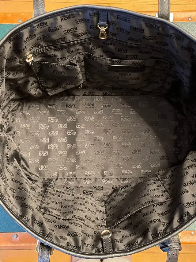 Michael Kors MK Large Tote Bag LIKE NEW in Women's - Bags & Wallets in City of Montréal - Image 5
