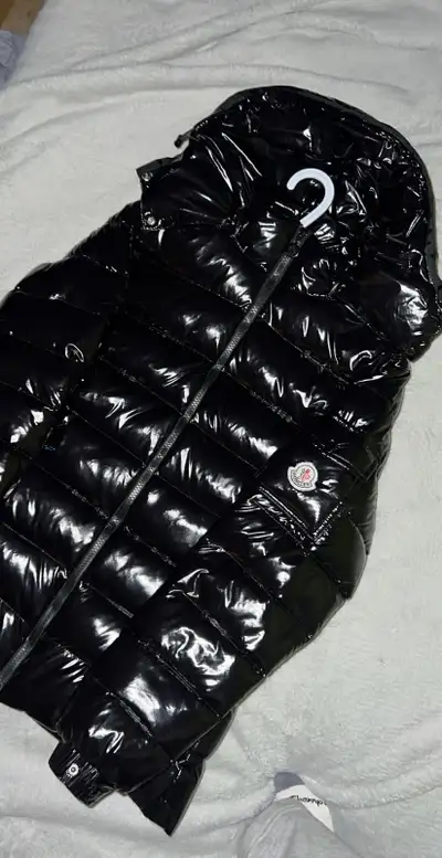 Manteau Monclear Authentique Le logo scanne Taille small Prix négociable Écrit moi pour avoir plus d...