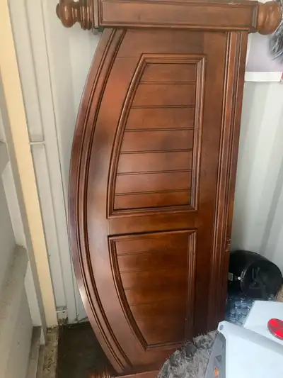 It’s a queen an I just got it 6 months ago from Leon’s got new bed set to match new floors just need...