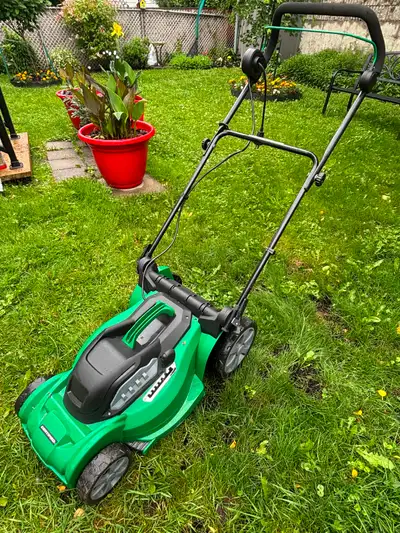 Tondeuse électrique très peu utilisée, en bon état. Payée 150$ Poignée qui se replie, prend peu de p...