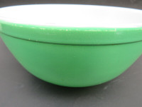 Vintage Pyrex green nesting mixing bowl no numbers 1940s