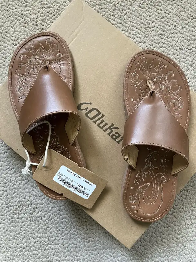 Olukai Paniolo BNWT Women’s sandals size 6/36 in Women's - Shoes in Markham / York Region - Image 2