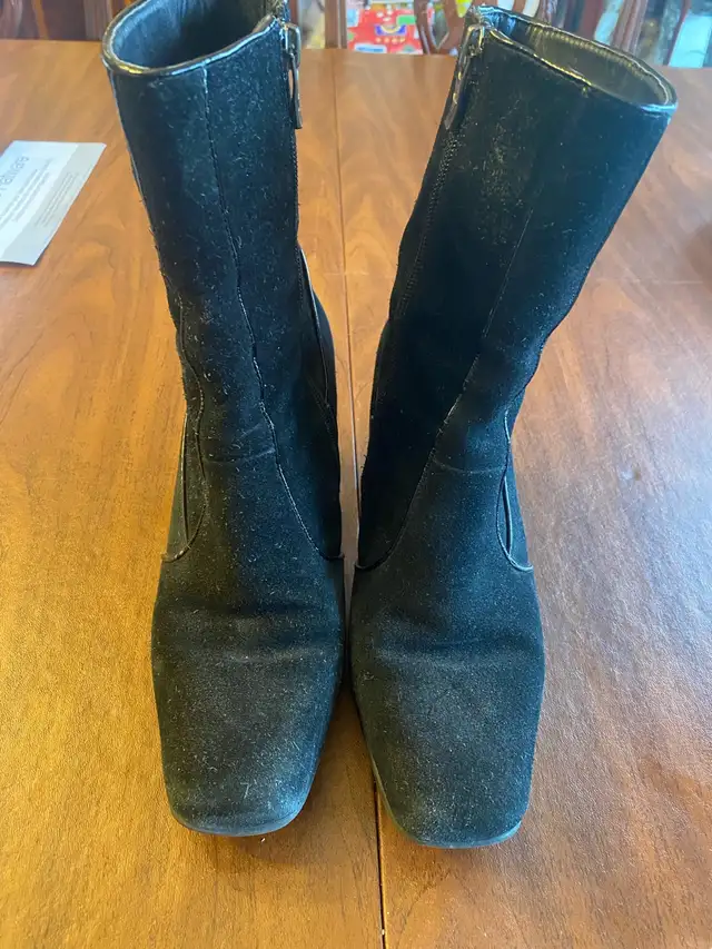 Suede Santana aquatherm  woman’s ankle boots in Women's - Shoes in Markham / York Region - Image 3