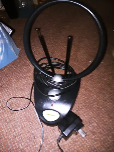 RADIO SHACK POWERED INDOOR ANTENNA, View more