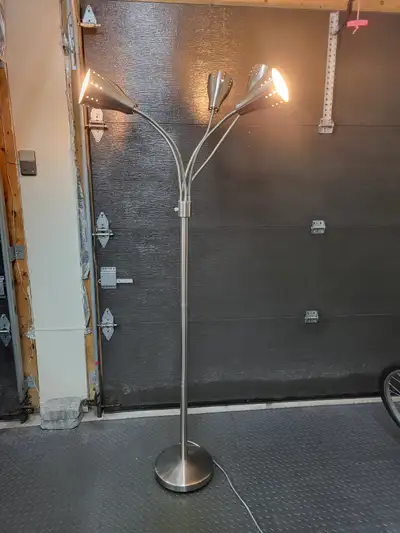 Très Beau Lampe Lumière sur pied en Stainless , bras ajustable, View more