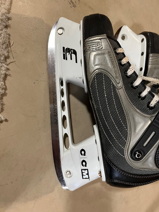 Size 7 CCM Externo E10 Hockey Skates dans Patins et patins à roulettes  à Ville d’Edmonton - Image 2
