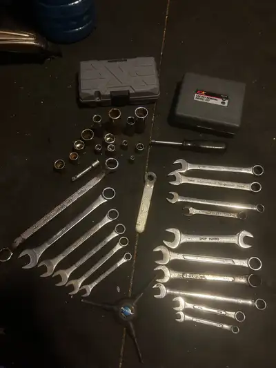 Mixed tool lot. Includes: - Assorted combination wrenches (Gray Canada, Westward, Mastercraft and ot...