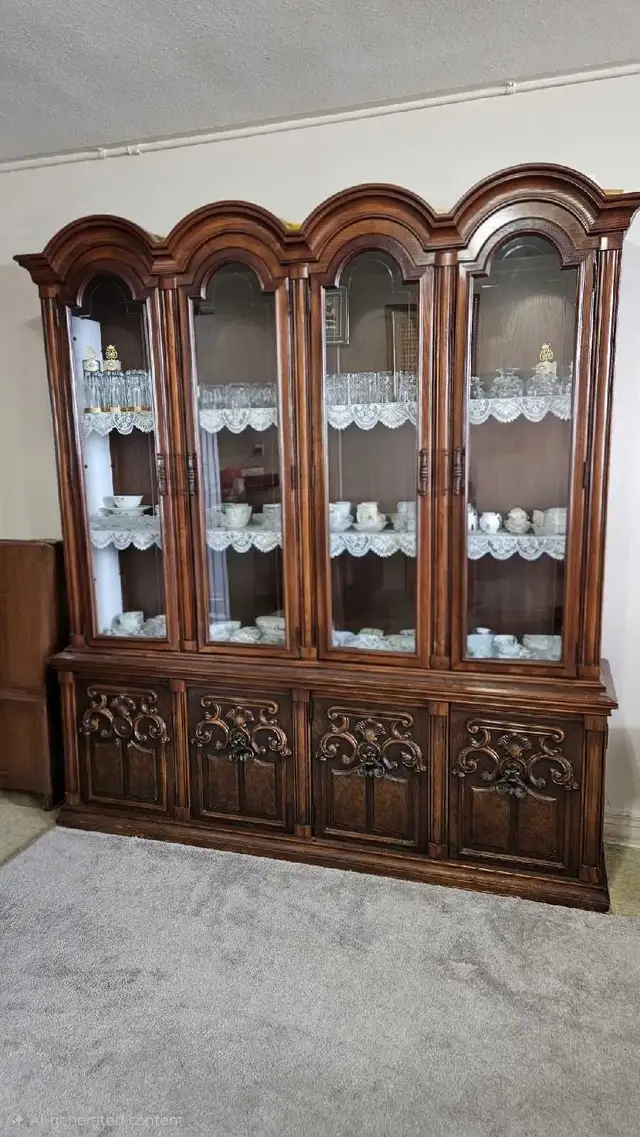 Hutch & dinng table. in Hutches & Display Cabinets in Hamilton - Image 6