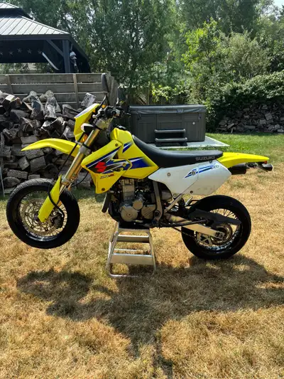 2006 Suzuki drz 400 sm for sale Im the 2nd owner Has jd jetting jet kit with 3x3 air box mod Rear ta...