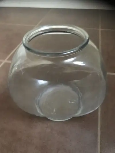 Round fish tank $10 size 17x18 cm good quality glass Great for fighting fish ,frogs or small fishes...