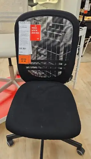 Chaise de bureau IKEA, couleur noire, environnement sans fumée et sans animaux.
