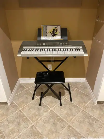This is a used Casio keyboard LK-270, perfect for beginners or anyone looking for a portable instrum...