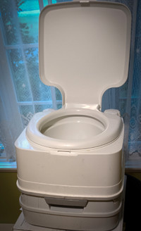 Toilette Pour Vr | Kijiji à Québec : acheter et vendre sur le site de  petites annonces no 1 au Canada.
