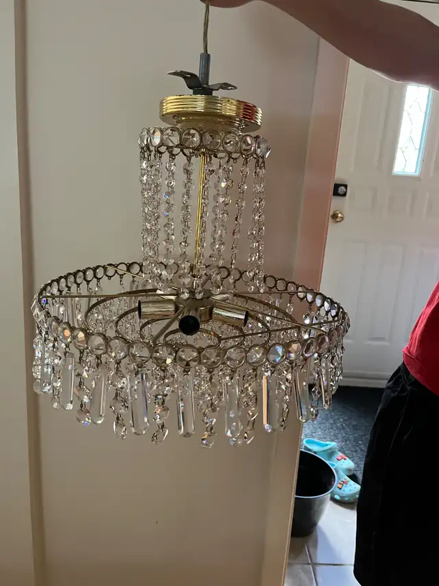 CRYSTAL CHANDELIER  / CHANDELIER EN CRISTAL in Indoor Lighting & Fans in City of Montréal - Image 3