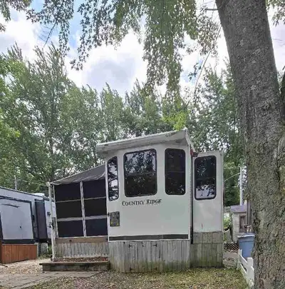 10 000$ négociable sans garantie. Doit quitté le terrain de camping avant le 15 septembre. Roulotte...