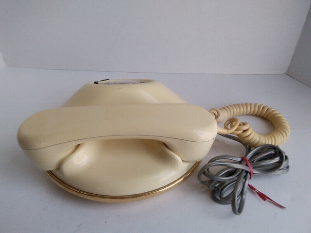 Vintage Northern Telecom Pancake Rotary Dial Phone in Arts & Collectibles in Kawartha Lakes - Image 3