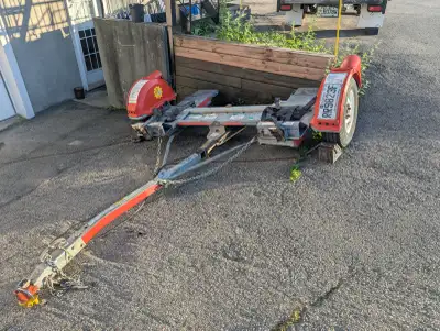 Ancien U-Haul robuste et bien fait plaqué utilisation simple sécuritaire j' ai transporté des auto s...