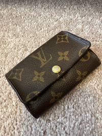 *Authentic Louis Vuitton Monogram 6 key holder*