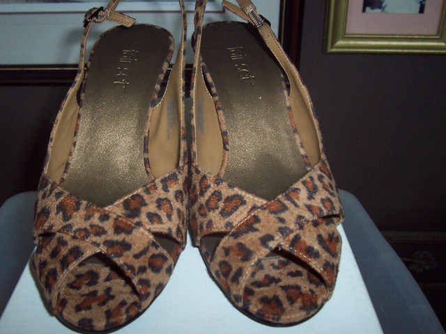 New Ladies Size 7 Leopard open toe slingback shoes dans Femmes - Chaussures  à Région d’Oshawa/Durham - Image 2