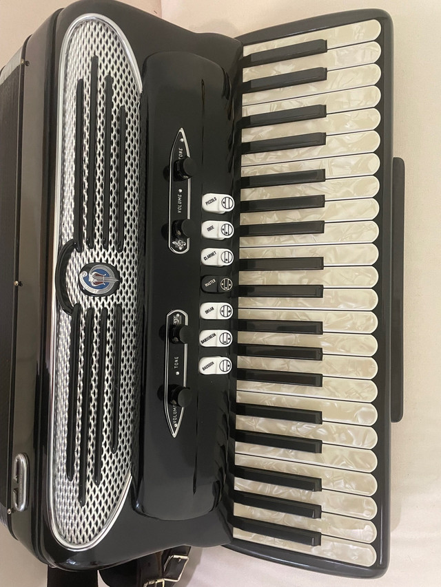 Accordion for sale GIULiETTi in Pianos & Keyboards in City of Toronto - Image 3