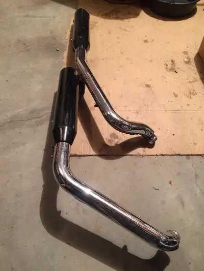 OEM Harley Davidson Exhaust system 64900170 Also has markings HARFXS1584 Comes with down pipes and m...