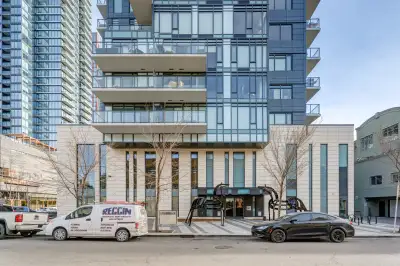 Modern downtown 2 bedroom - condo - Parking included