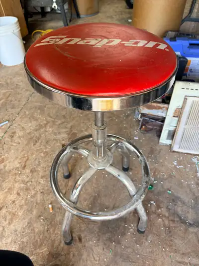 This Snap On shop stool features a vibrant red seat with the iconic Snap On logo, perfect for any ga...