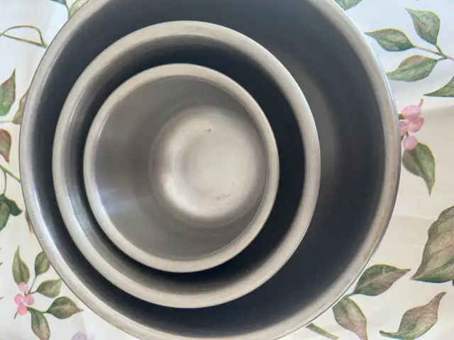 Set of 5 Aluminum Mixing Bowls and 2 Cake Pans in Kitchen & Dining Wares in Calgary - Image 7