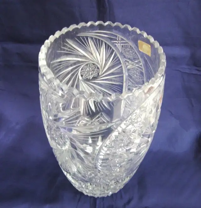 VASE CRYSTAL TAILLER  //  GERMANY // ..Motif PINWHEEL... in Arts & Collectibles in West Island - Image 7