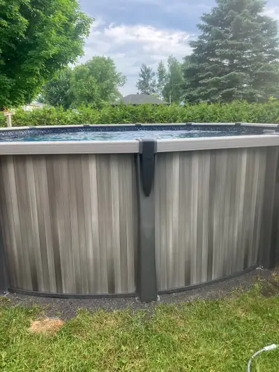 Piscine 18 pied acheter mai 2024 chez Trévi avec filtreur au sable, toile solaire avec support et pl...