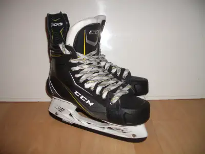 patins _ CCM Tacks Vector Plus _ hockey skates 7 = fit 8-8.5 US men shoes. In near new condition. Et...