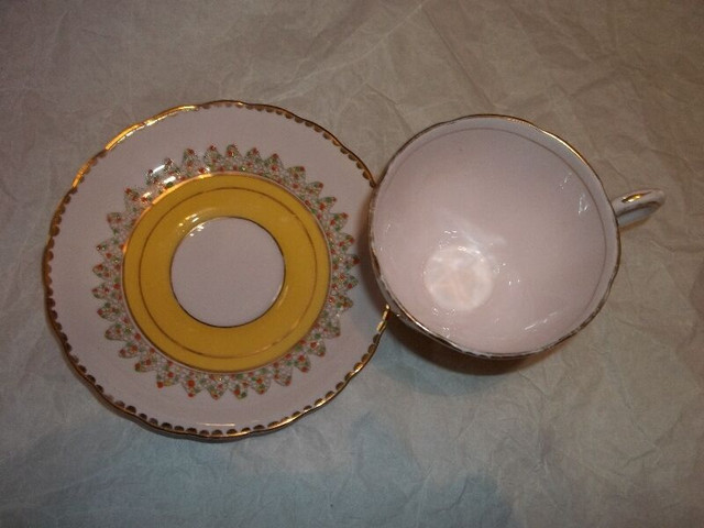Tuscan tea cup & saucer in Arts & Collectibles in Chatham-Kent - Image 2